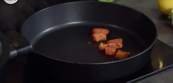 Faire revenir le saumon dans une poêle (sans ajout d'huile supplémentaire car la marinade en contient déjà). Cuire environ 6 minutes au total, en retournant les morceaux.