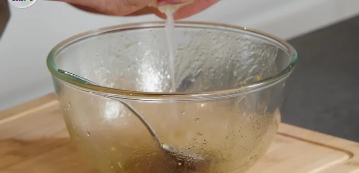 Ajouter le zeste et le jus d'un citron (ou deux si vous préférez plus acide) à la marinade restante. Ajouter également l'aneth.