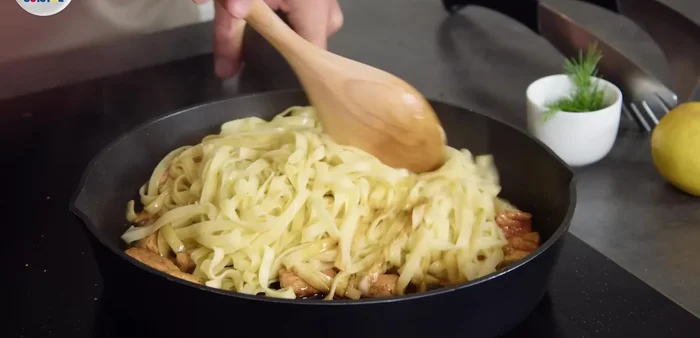 Ajouter les tagliatelles à la poêle avec le saumon et la sauce citronnée. Mélanger délicatement pour bien enrober les pâtes.