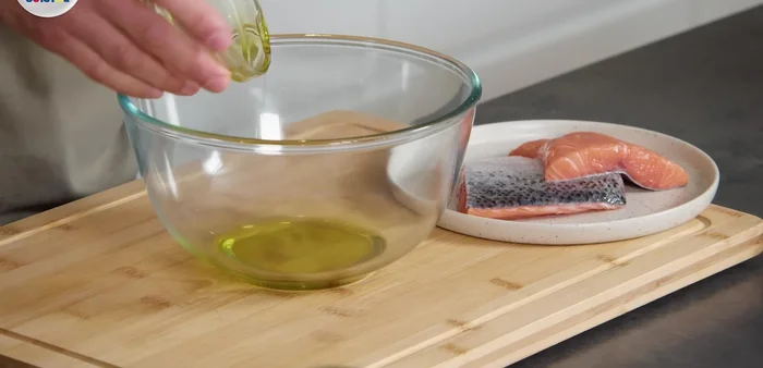 Préparer une marinade : Dans un bol, mélanger l'huile d'olive, la sauce soja, une pincée de sel, du poivre et une cuillère à café de miel.