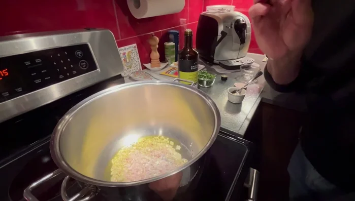 Faire suer les échalotes : Dans une casserole, faire chauffer de l'huile d'olive. Ajouter les échalotes finement coupées et les faire suer jusqu'à ce qu'elles deviennent translucides (environ 2 minutes).