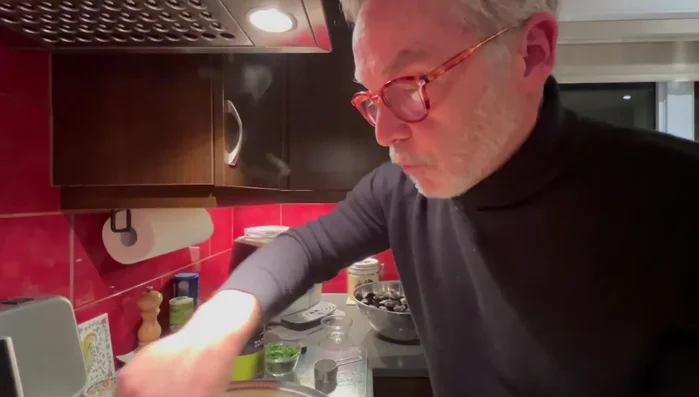 Ajouter les moules : Une fois que le bouillon est prêt, ajouter les moules dans la casserole et couvrir. Laisser cuire environ 5 minutes.