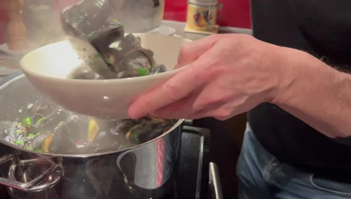 Servir : Servir les moules chaudes avec des frites ou une salade.