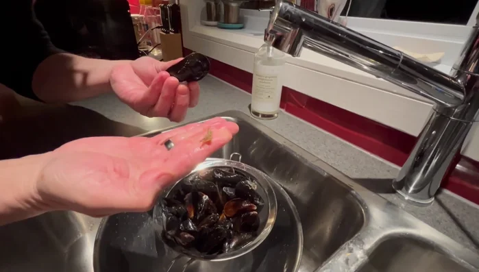 Nettoyer les moules : Retirer la barbe (le byssus) et bien rincer les moules à l'eau froide.