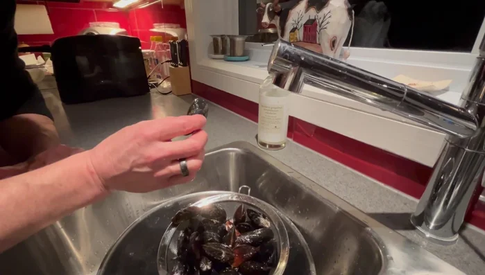 Vérifier la fraîcheur : Taper les moules sur le comptoir. Si elles se referment, elles sont vivantes et bonnes. Écarter celles qui restent ouvertes.