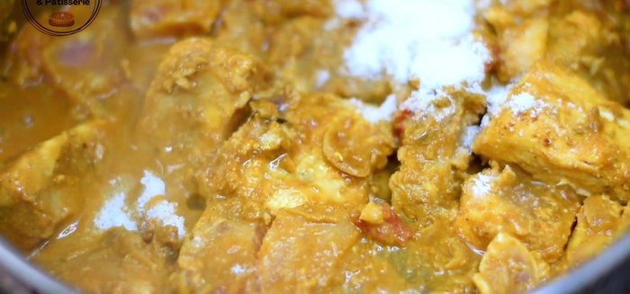 Ajouter le sel, 1/2 cuillère à soupe de curcuma en poudre et 1 cuillère à soupe de piment (ajuster selon votre goût).