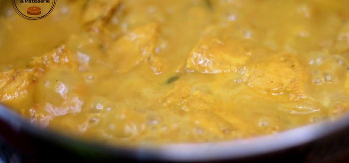 Le curry est prêt à être servi ! Décorez avec quelques feuilles de coriandre.