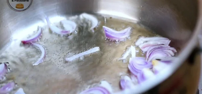 Faites chauffer de l'huile dans une casserole et y faire revenir 2 oignons émincés.