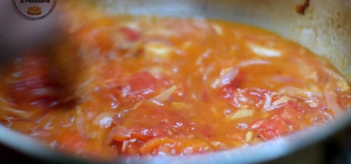 Après 10 minutes, découvrez, remuez et ajoutez 2 cuillères à soupe d'épices curry. Bien mélanger.