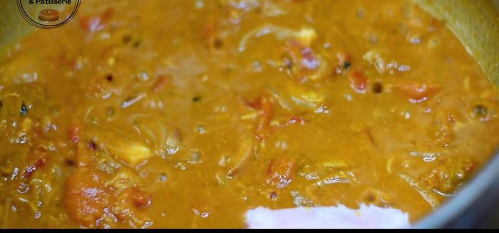 Ajouter les morceaux de poisson (1 kg, préalablement lavés). Mélangez bien pour enrober les morceaux de poisson des épices.