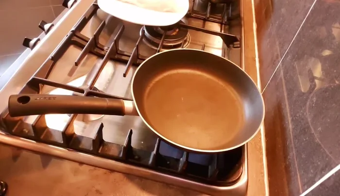 Faire chauffer l'huile d'olive dans une casserole.