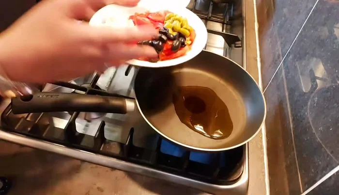 Ajouter les tomates, l'oignon, l'ail, les olives coupées grossièrement.