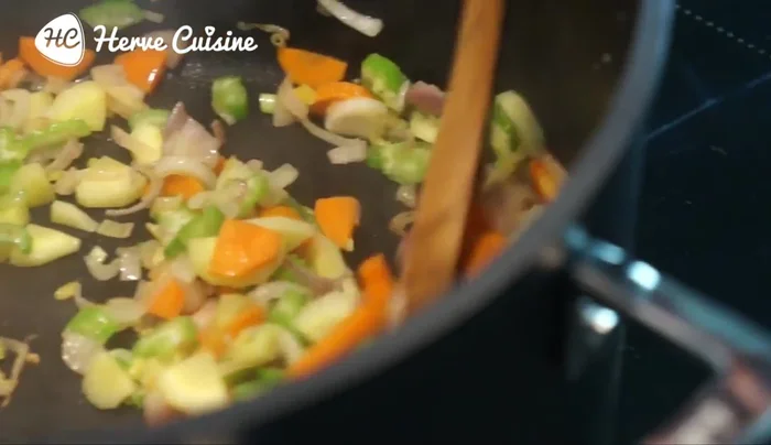 Ajouter une bonne cuillère à café de curry (ou plus selon votre goût). Mélanger.