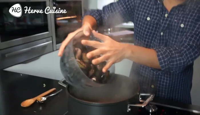 Ajouter les moules et cuire 5 à 6 minutes, jusqu'à ce qu'elles soient ouvertes.