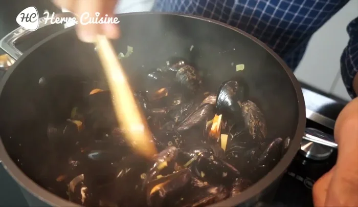 Ajouter la crème de coco et mélanger.