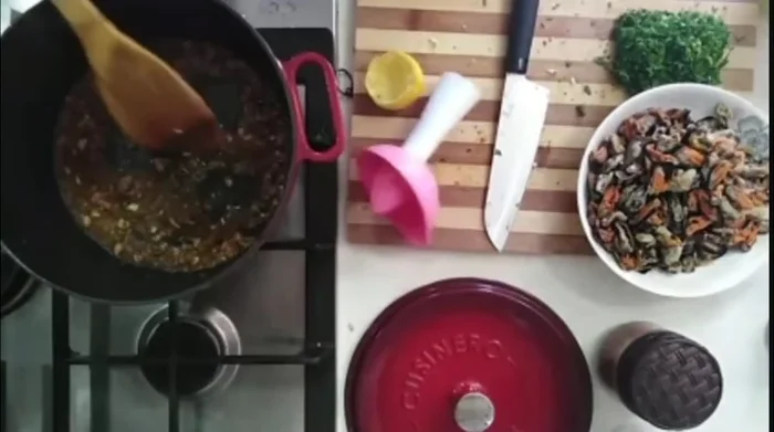 Ajouter le jus de citron et la canne à sucre.