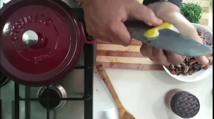 Couper la croûte du citron en deux et hacher finement.