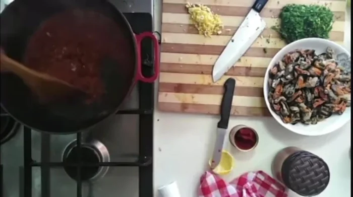 Ajouter les zestes de citron à la sauce.