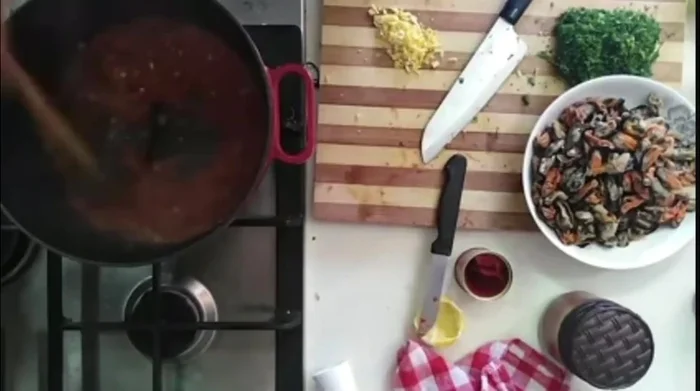 Mélanger la sauce tomate avec les zestes de citron.