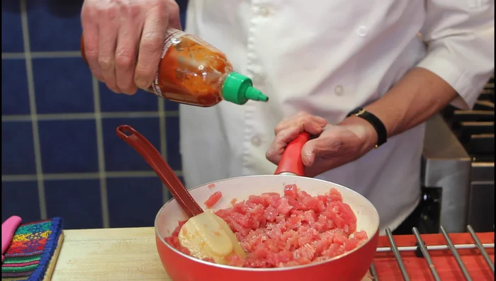 Préparation de la marinade : Mélanger le thon émincé avec de l'huile d'olive, du sel, du poivre, l'aneth, les câpres et le jus de citron vert. Bien mélanger. Laisser mariner au frais pendant 20 à 30 minutes.