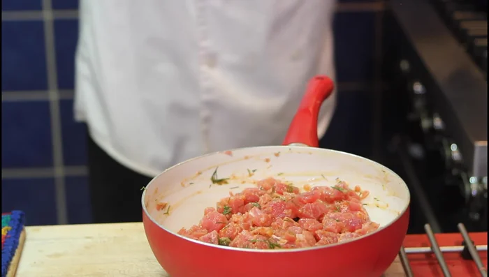 Préparation du fromage frais : Couper le fromage frais en petits morceaux puis en lamelles fines.