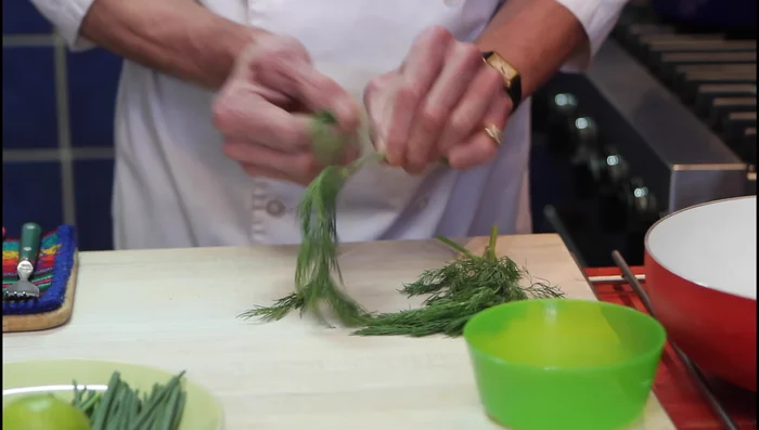 Préparation du thon : Décongeler le thon sous vide au réfrigérateur. Une fois décongelé, retirer les feuilles et les branches restantes. Égaliser le thon avec un couteau.