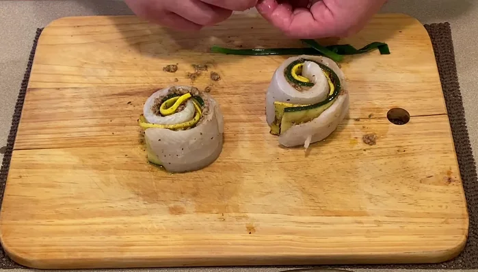 Préparer les oignons verts: Blanchir les oignons verts dans de l’eau salée et les attacher en nœud.