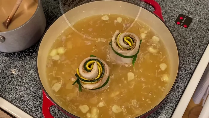 Ajouter le liquide : Verser le bouillon de poisson et le vin blanc sur la sole. Couvrir la poêle avec du papier sulfurisé beurré.