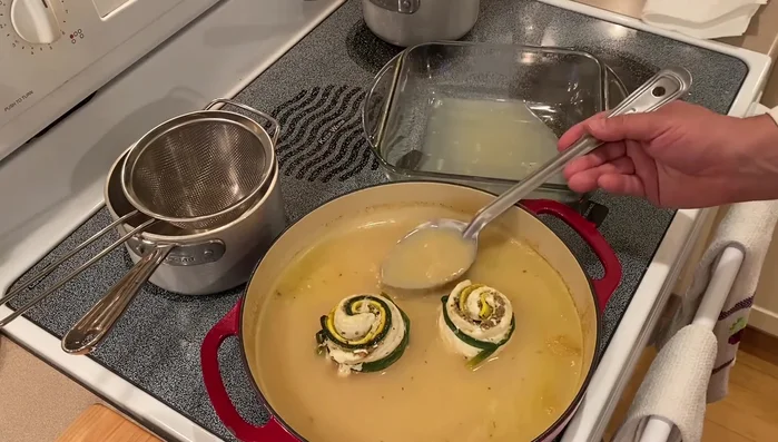 Réchauffer et réduire le liquide de pochage: Transférer le poisson dans un plat allant au four, couvrir de papier aluminium et réchauffer dans le four éteint. Filtrer le liquide de pochage, le verser dans une casserole et ajouter le jus de citron. Porter à ébullition, puis réduire de 50%.