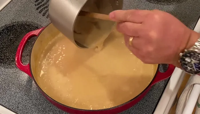 Ajouter la velouté: Ajouter la velouté (une sauce mère) au liquide réduit et laisser réduire de 25%.