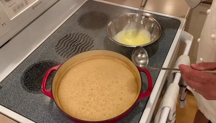 Liaison et finition de la sauce: Tempérer les jaunes d’œufs avec un peu du liquide chaud. Incorporer le mélange au liquide de pochage. Laisser mijoter 5-10 minutes jusqu’à épaississement. Baisser la température, ajuster l’assaisonnement et ajouter du beurre en fouettant jusqu’à dissolution complète.