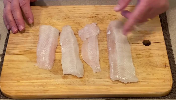 Préparer la sole: Assembler les filets de sole pour former deux morceaux de taille similaire. Assaisonner avec du sel, du poivre et de l'huile d'olive.