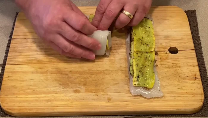 Roulés et farcir la sole : Placer les courgettes et la courge sur les filets de sole. Rouler la sole en paupiette.