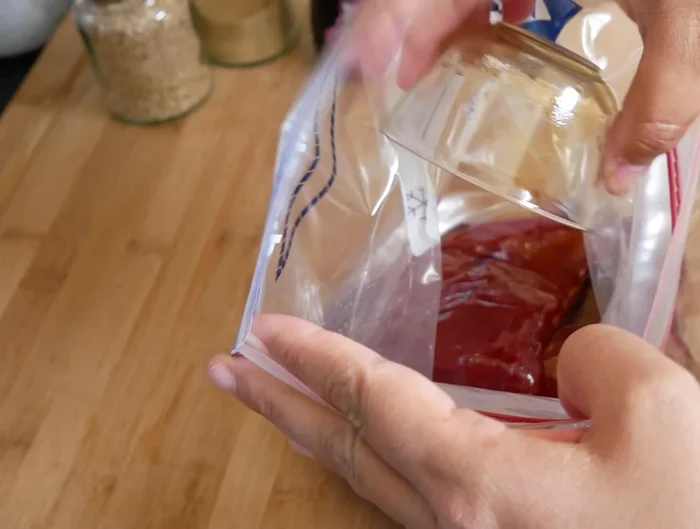 Ajouter la sauce soja, le sel, l'huile de sésame et le gingembre en poudre dans le sac.
