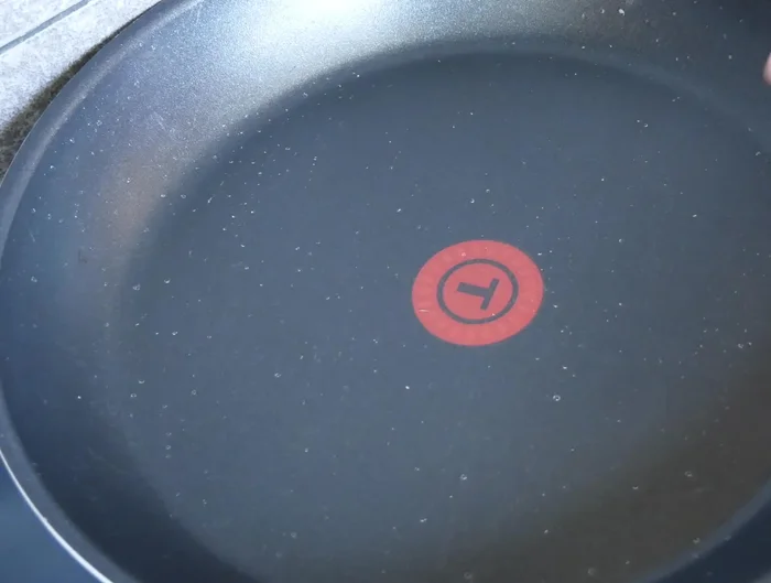 Faire chauffer une poêle à feu vif. Déposer les steaks de thon (sans ajouter de matière grasse).