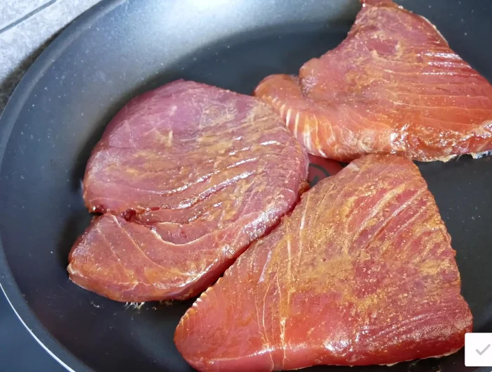 Cuire 30 secondes de chaque côté pour un thon mi-cuit. Adapter le temps de cuisson selon l'épaisseur de vos steaks et la cuisson désirée.