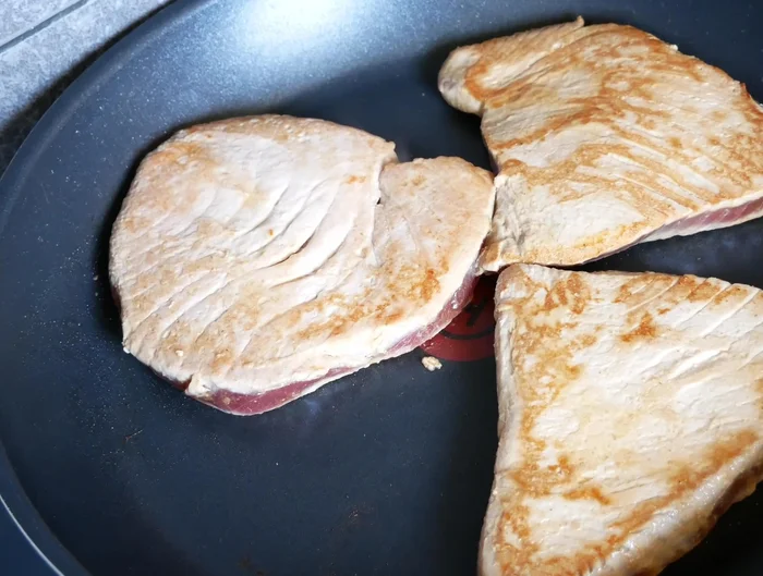 Retirer les steaks de la poêle et les placer sur une assiette pour stopper la cuisson.