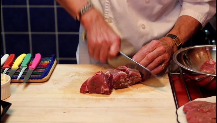 Ajouter le boeuf dans la poêle et le faire dorer de tous les côtés.