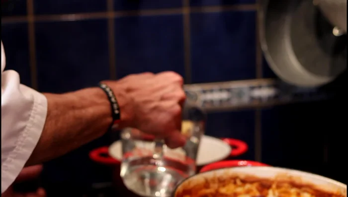 Après 2h30 de cuisson, vérifier la cuisson du boeuf et des légumes.