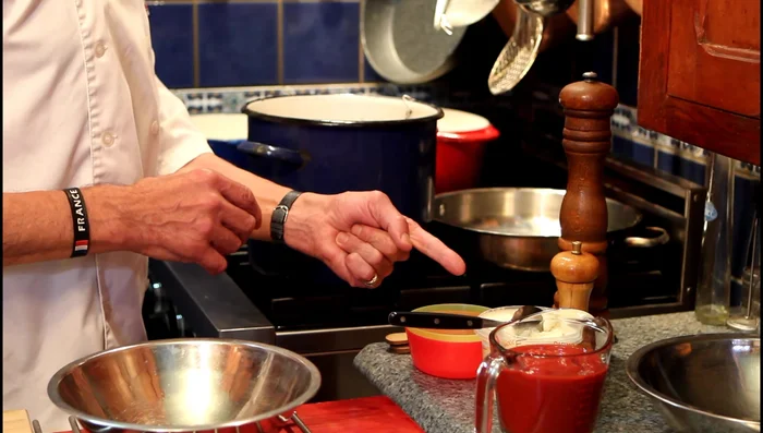 Ajouter les tomates et les herbes au boeuf.
