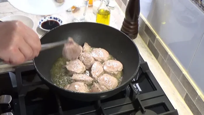 Réservez les morceaux de filet mignon dans une assiette.