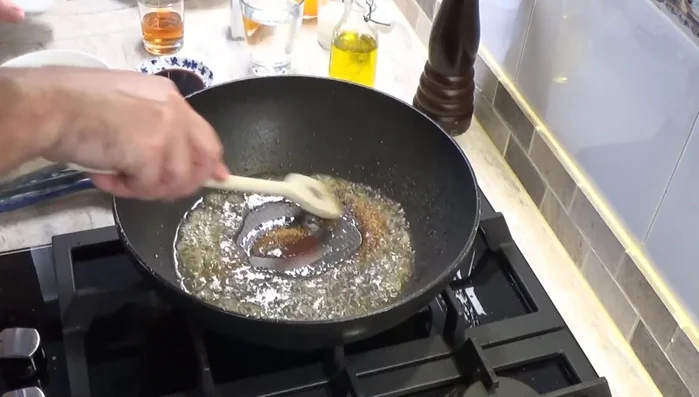 Ajoutez le sucre et les zestes d'orange dans la poêle. Mélangez et laissez cuire 2 minutes.