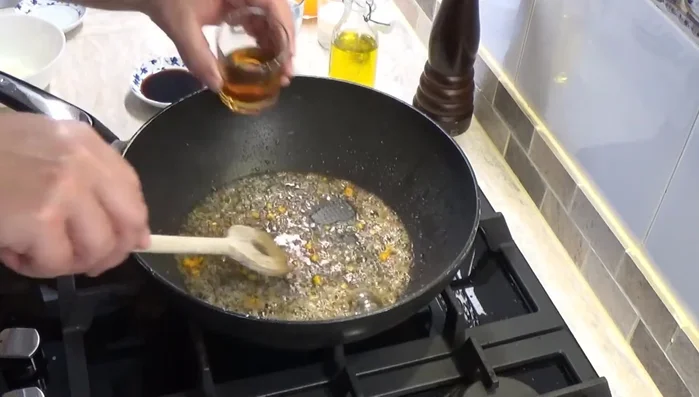 Ajoutez le cognac et laissez évaporer l'alcool.