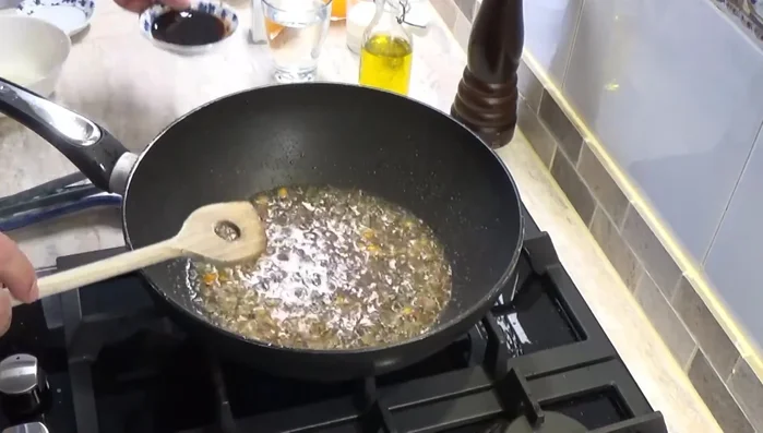 Ajoutez la sauce soja et laissez cuire 2 minutes.