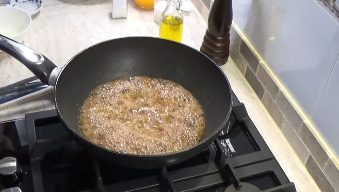 Ajoutez le jus d'orange et laissez réduire pendant 3 à 4 minutes.