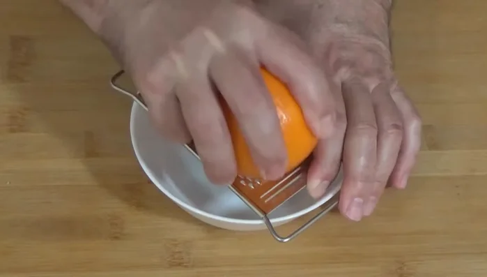 Râpez le zeste d'orange.