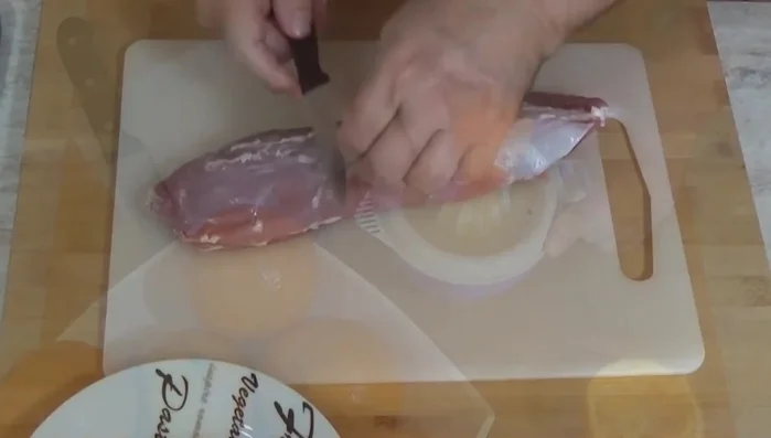 Épluchez le filet mignon et retirez un peu de gras.