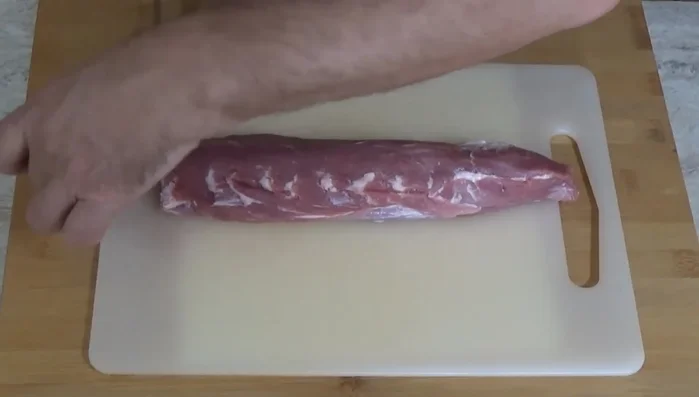 Coupez le filet mignon en morceaux de 1,5 cm environ.