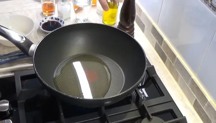 Dans une poêle ou un wok, faites revenir les morceaux de filet mignon 3 à 4 minutes de chaque côté. Salez et poivrez.