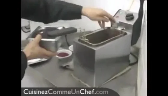 Couper les betteraves en chips fines et les faire frire à 170-180°C pendant 1 à 1,5 minute. Égoutter sur du papier absorbant.